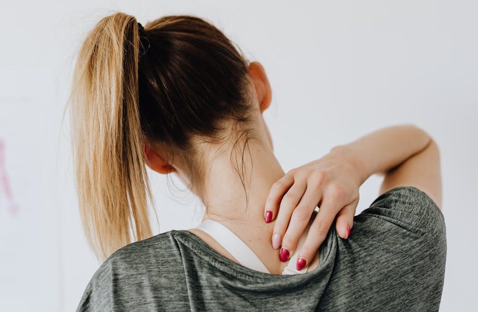 découvrez les méthodes de diagnostic pour la douleur cervicale. apprenez à identifier les causes de votre inconfort et à consulter les professionnels de santé appropriés pour un soulagement efficace.