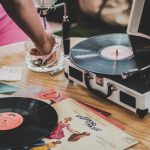 découvrez tout sur la hernie discale lombaire : symptômes, causes, traitements et conseils pour soulager votre douleur et améliorer votre qualité de vie.