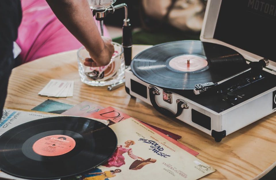 découvrez ce qu'est un 'disc bulge', ses causes, symptômes et traitements. apprenez à soulager votre douleur et à prévenir les complications associées à cette condition commune de la colonne vertébrale.