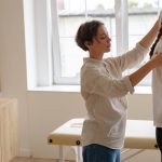 Les ajustements posturaux pour prolonger les bénéfices d’un traitement par décompression neurovertébrale 4 découvrez comment effectuer des ajustements de posture efficaces pour améliorer votre bien-être au quotidien. nos conseils pratiques vous aideront à prévenir les douleurs et à adopter une position saine, que ce soit au travail ou à la maison.