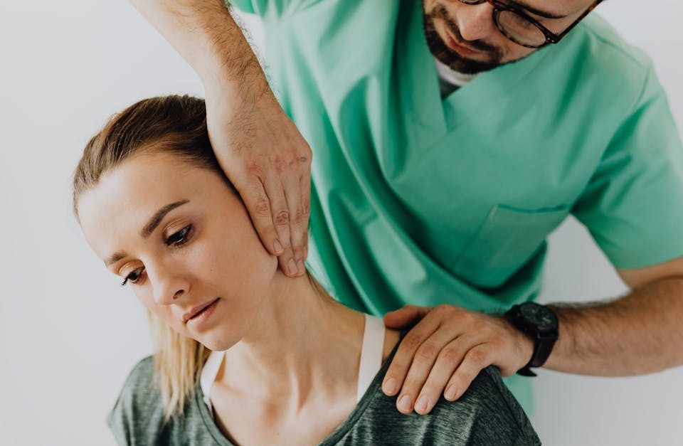 découvrez les bienfaits de la décompression spinale, une méthode efficace pour soulager les douleurs lombaires et cervicales. apprenez comment cette thérapie peut améliorer votre qualité de vie en réduisant la pression sur les disques vertébraux et en favorisant la régénération des tissus.