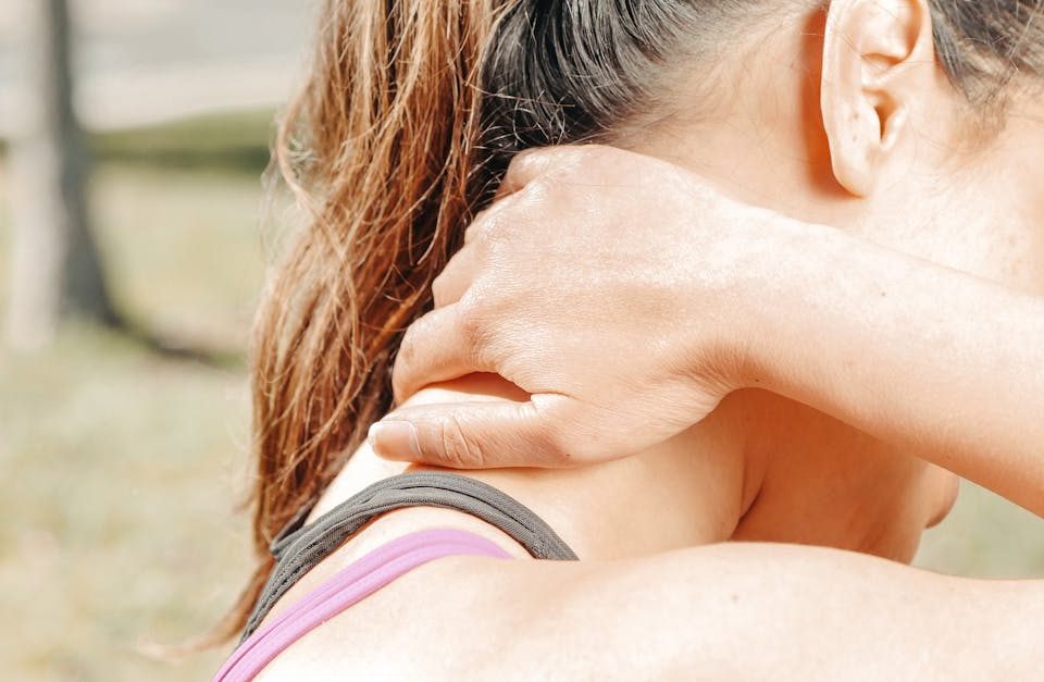 découvrez les causes de la douleur au cou, ses symptômes et les meilleures solutions pour soulager votre inconfort. apprenez comment prévenir et traiter efficacement les douleurs cervicales pour améliorer votre qualité de vie.