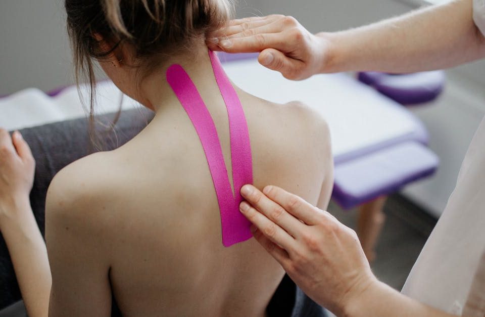 la décompression spinale est une approche thérapeutique non invasive visant à soulager les douleurs dorsales et cervicales. découvrez comment cette méthode peut améliorer votre qualité de vie en réduisant la pression sur les disques intervertébraux et en favorisant la guérison.