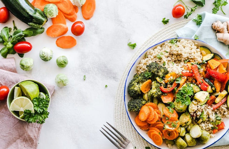 découvrez nos recommandations nutritionnelles pour adopter une alimentation équilibrée et saine. obtenez des conseils pratiques sur les groupes alimentaires, les portions idéales et les nutriments essentiels pour optimiser votre bien-être.