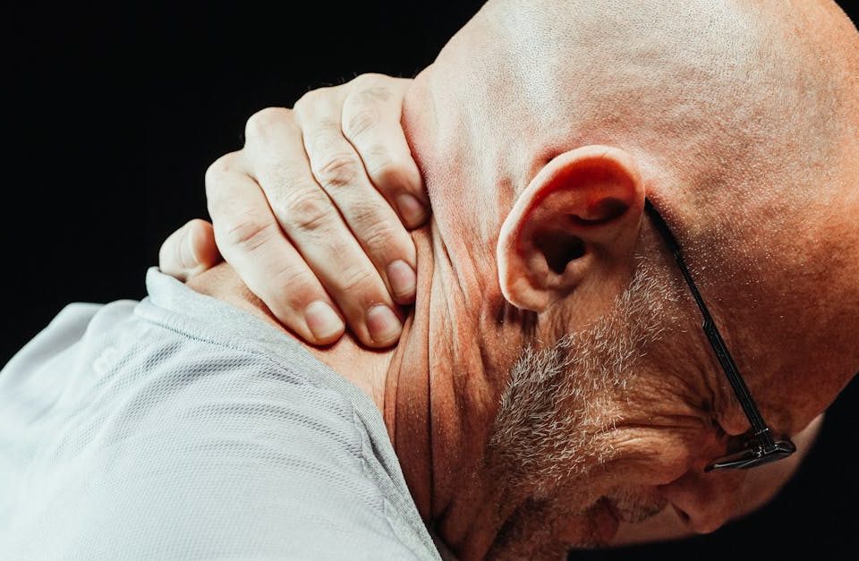 découvrez les bienfaits de la décompression neuro-spinale, une thérapie innovante visant à soulager les douleurs lombaires et cervicales. apprenez comment cette méthode peut améliorer votre qualité de vie en réduisant la pression sur les nerfs et en favorisant la régénération des disques intervertébraux.