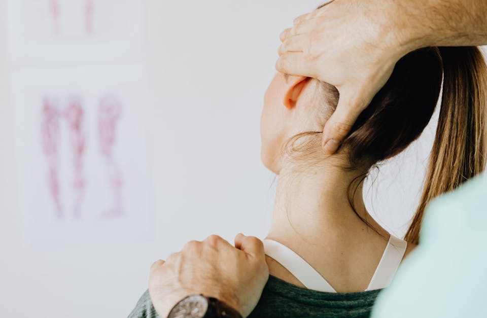 découvrez la décompression spinale, une technique innovante pour soulager les douleurs lombaires et cervicales. améliorez votre bien-être grâce à des traitements non invasifs qui favorisent la guérison naturelle de votre colonne vertébrale.