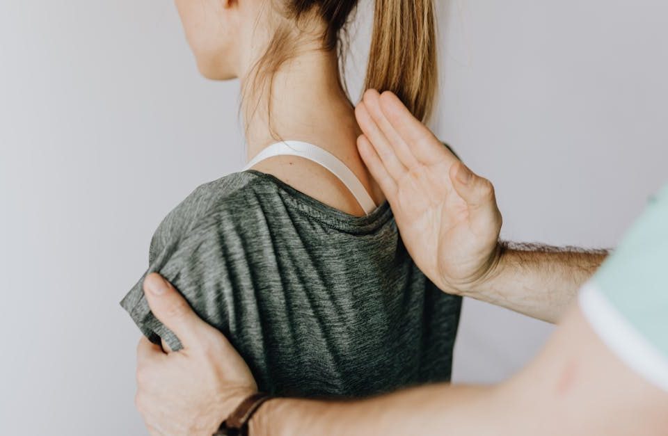 découvrez les bienfaits de la décompression spinale, une thérapie innovante qui soulage les douleurs dorsales et améliore la mobilité. apprenez comment cette méthode non invasive aide à restaurer la santé de votre colonne vertébrale et à retrouver le bien-être.