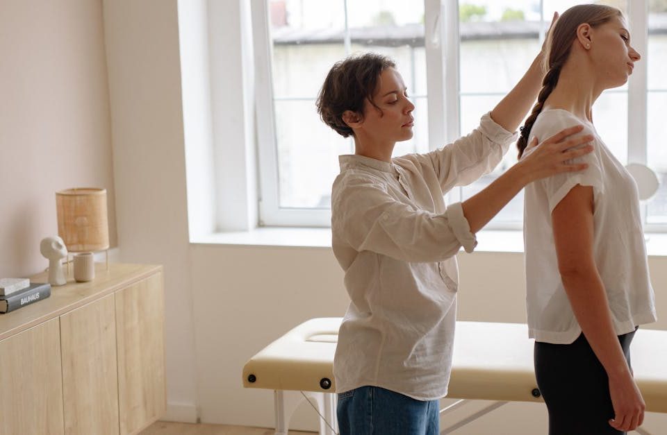 découvrez l'importance des ajustements posturaux pour améliorer votre bien-être et prévenir les douleurs corporelles. apprenez des techniques simples et efficaces pour corriger votre posture au quotidien.