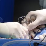 la sténose foraminale est une condition médicale qui se produit lorsque les ouvertures par lesquelles passent les nerfs à la sortie de la colonne vertébrale se rétrécissent, entraînant douleur, engourdissement et faiblesse. découvrez les causes, les symptômes et les options de traitement pour cette affection souvent liée au vieillissement ou à des problèmes structurels.