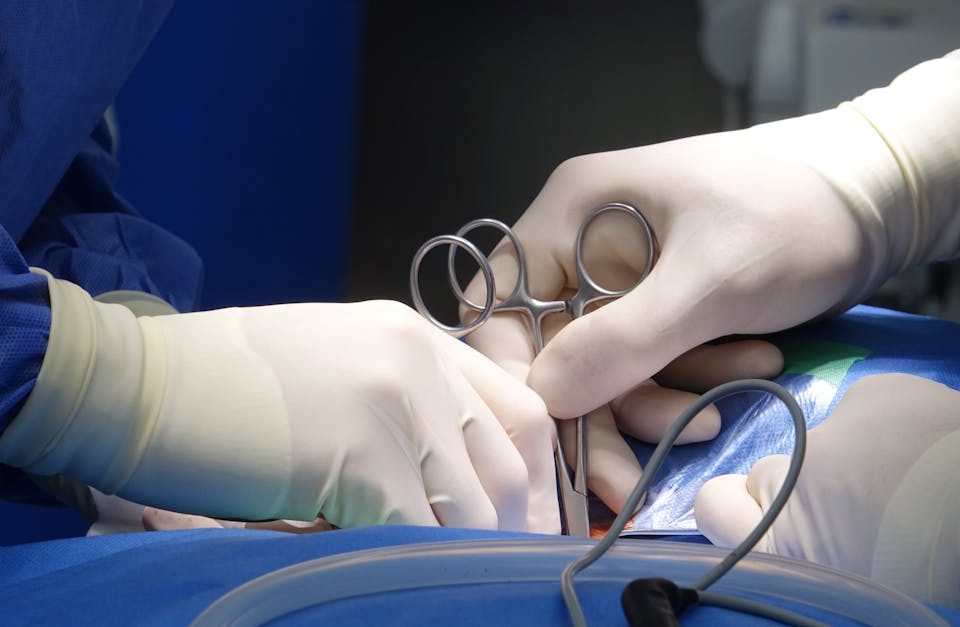 la sténose foraminale est une condition médicale qui se produit lorsque les ouvertures par lesquelles passent les nerfs à la sortie de la colonne vertébrale se rétrécissent, entraînant douleur, engourdissement et faiblesse. découvrez les causes, les symptômes et les options de traitement pour cette affection souvent liée au vieillissement ou à des problèmes structurels.