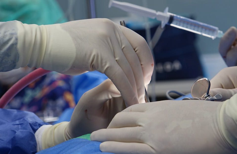 découvrez tout sur la sténose spinale : causes, symptômes et traitements de cette condition qui provoque un rétrécissement du canal rachidien, entraînant douleur et inconfort. informez-vous sur les solutions pour améliorer votre qualité de vie.