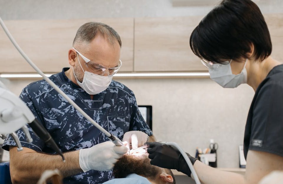 découvrez les protocoles de traitement efficaces pour la protrusion discale : options non chirurgicales, exercices recommandés, conseils de rééducation et innovations médicales pour soulager la douleur et favoriser la guérison.