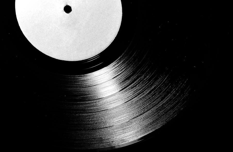 découvrez les causes, symptômes et traitements de la hernie discale. apprenez comment soulager la douleur et prévenir les complications liées à la discopathie.